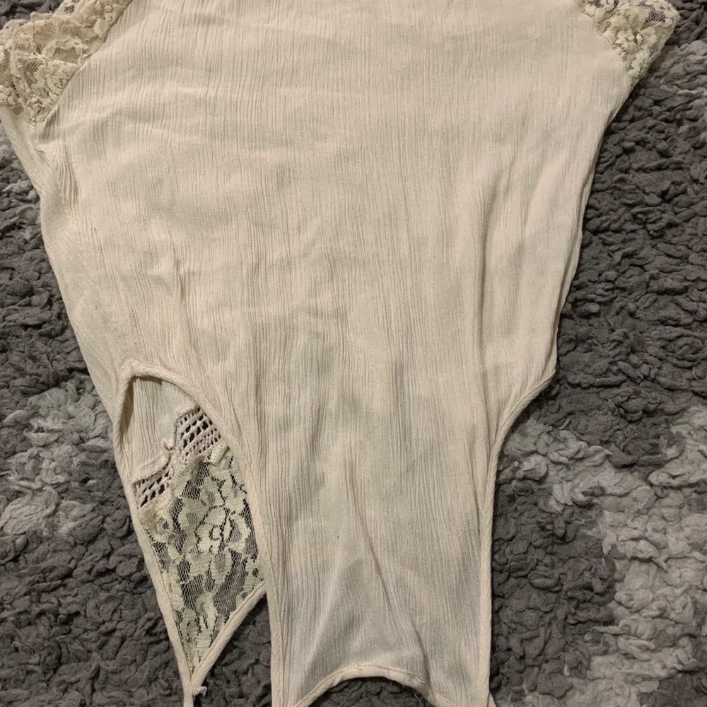 WOMANS WHITE TOP